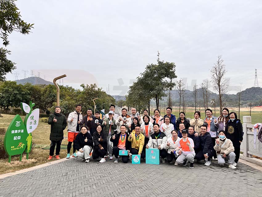 全體參賽人員合影留念，頒發獎品